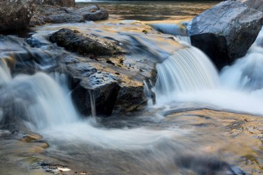 Pirenopolis Brezilya 'nın hemen dışındaki Muti Seviye Şelale Meia Lua (Yarım Ay Şelalesi)