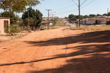 Planaltina Goias, Brezilya-17 Haziran 2021: Planaltina 'nın asfaltsız ve bakımsız sokakları, hem şehirde hem de Brezilya genelinde yaygındır.