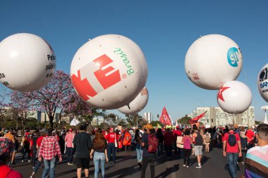 Brasilia, Brezilya, DF 25 Temmuz 2021: Başkentte ve Brezilya genelinde, Covid-19 aşı yönetimine karşı büyük bir protesto.