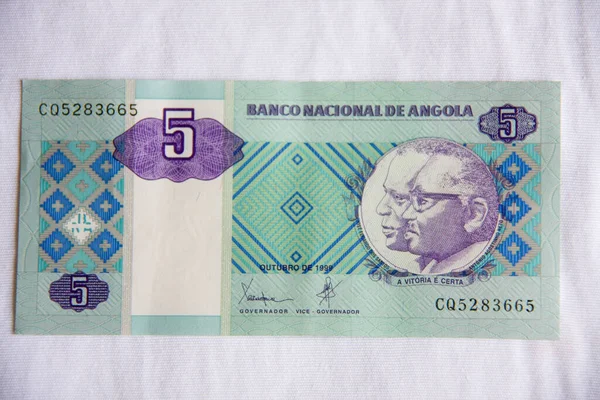アフリカのアンゴラで白地で使われているクワンザと呼ばれる紙幣 — ストック写真