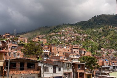 Medellin, Kolombiya, 5 Ekim 2011: Güney ve Orta Amerika 'da yaygın olan kötü konut inşaatı ve yaşam koşulları
