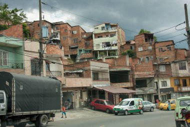 Medellin, Kolombiya, 5 Ekim 2011: Güney ve Orta Amerika 'da yaygın olan kötü konut inşaatı ve yaşam koşulları