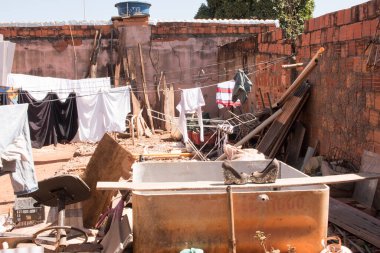 Planaltina Goias, Brezilya-14 Ağustos 2021: Hurda ve Hurda yığını, para kazanmak için bunları satan fakir bir ailenin evinde.