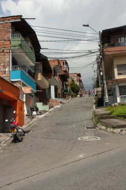 Medellin, Kolombiya, 5 Ekim 2011:: Üçüncü dünya ülkelerinde yaygın olarak kullanılan elektrik kabloları ve telefon kabloları 