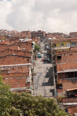 Medellin, Kolombiya, 5 Ekim 2011: Güney ve Orta Amerika 'da yaygın olan kötü konut inşaatı ve yaşam koşulları