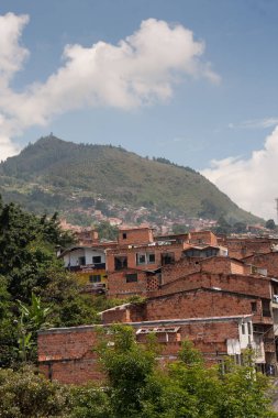 Medellin, Kolombiya, 5 Ekim 2011: Güney ve Orta Amerika 'da yaygın olan kötü konut inşaatı ve yaşam koşulları