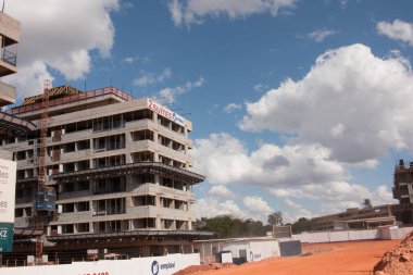 Brasilia, Brezilya, 1 Eylül 2021: Başkent büyümeye ve yayılmaya devam ederken Kuzeybatı Bölümü Brasilia 'da yeni apartman inşaatı