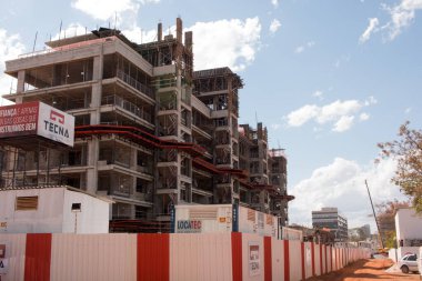 Brasilia, Brezilya, 1 Eylül 2021: Başkent büyümeye ve yayılmaya devam ederken Kuzeybatı Bölümü Brasilia 'da yeni apartman inşaatı