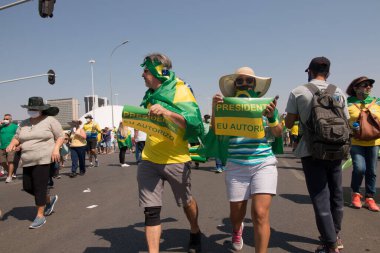 Brasilia, DF, Brezilya, 7 Eylül 2021; Binlerce Brezilyalı Brezilya Bağımsızlık Günü olarak bilinen Brezilya Bağımsızlığı Konulu mevcut Cumhurbaşkanı Jair Bolsonaro 'nun desteğiyle sokaklara döküldü