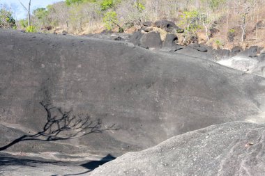 Brezilya 'nın Alto Paraiso kenti yakınlarındaki Chapada dos Veadeiros' taki Vale da Lua 'daki alışılmadık karanlık kaya oluşumu.