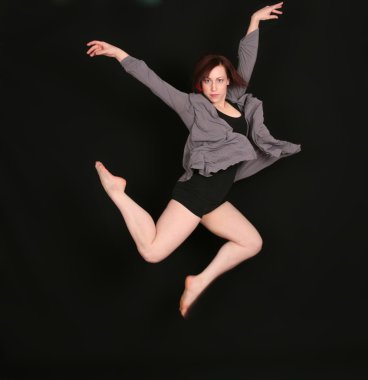 siyah arka plan üzerine kadın dansçı