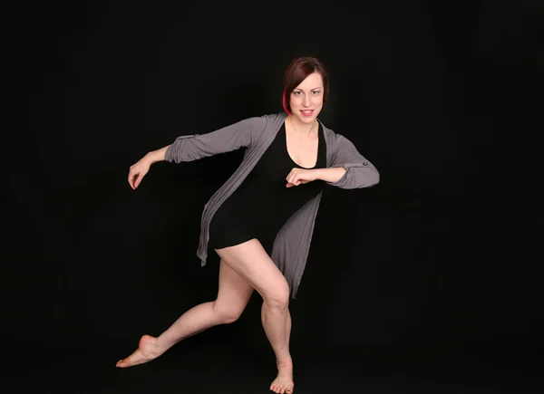 Жінка танцівниця на чорному фоні — стокове фото