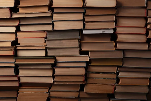 Loş arşiv ışığı tarafından aydınlatılan klasik kitaplar. Okuma, edebiyat, şiir ve kütüphane konsepti fotoğrafı.