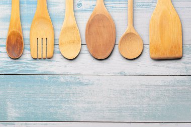 Tahta Yüzey Arkaplanındaki Ahşap Utensiller. Clipping Path ile Dosya.