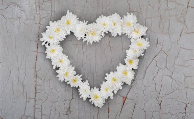 Beyaz Çiçeklerin Kalbi Ahşap Doku Arkaplanı 'nda izole edildi. Üst Görünüm Fotoğrafı. Duvar kağıdı Arkaplan Şablonu. Clipping Path ile Dosya.