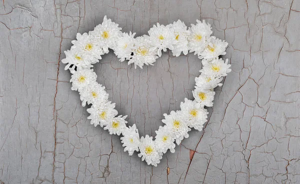 Beyaz Çiçeklerin Kalbi Ahşap Doku Arkaplanı 'nda izole edildi. Üst Görünüm Fotoğrafı. Duvar kağıdı Arkaplan Şablonu. Clipping Path ile Dosya.