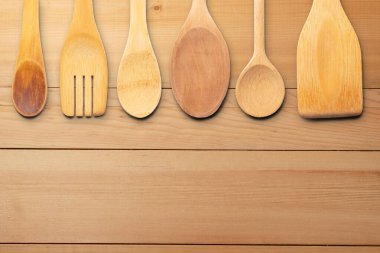 Tahta Yüzey Arkaplanındaki Ahşap Utensiller. Clipping Path ile Dosya.