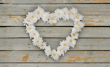 Beyaz Çiçeklerin Kalbi Eski Ahşap Plank yüzeyinde. Sevgililer Günü ve Aşk Duvar Kağıdı Arkaplanı. Clipping Path ile Dosya.