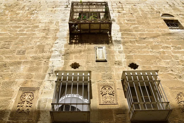 Antigua fachada de la casa en la Ciudad Vieja de Jerusalén . —  Fotos de Stock