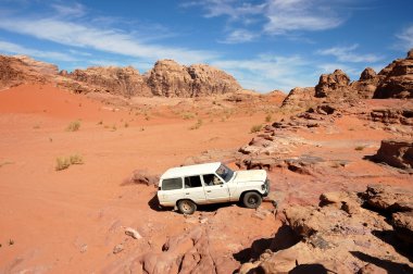 Wadi Rum çöl araca aşırı safari.