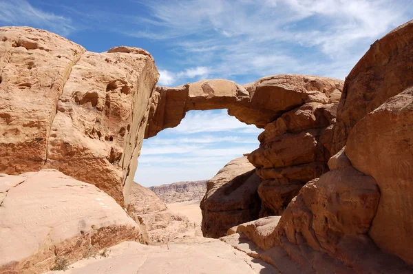 Burda oblouk v Wadi Rum, Jordan. — Stock fotografie