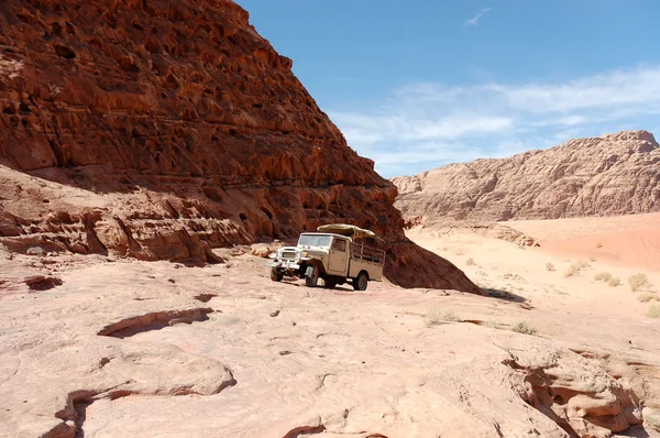 Véhicule safari extrême dans le désert de Wadi Rum, Jordanie — Photo