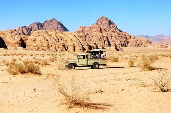 Safari i öknen Wadi Rum, Jordan. — Stockfoto