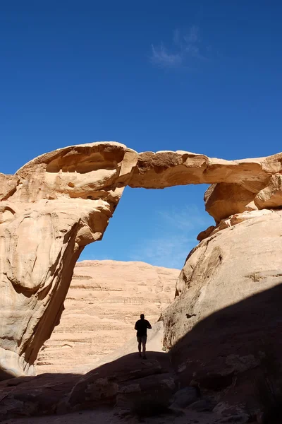 Umm Fruth Arch in Wadi Rum, Иордания . — стоковое фото