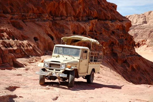 Veículo de safári extremo no deserto de Wadi Rum, Jordânia — Fotografia de Stock
