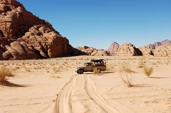 Safari dans le désert de Wadi Rum, Jordanie . — Photo