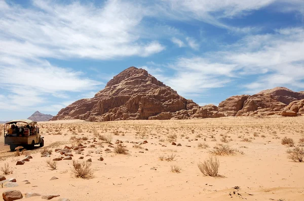 Safari dans le désert de Wadi Rum, Jordanie . — Photo