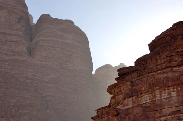 Montañas rojas en Wadi Rum, Jordania — Foto de Stock