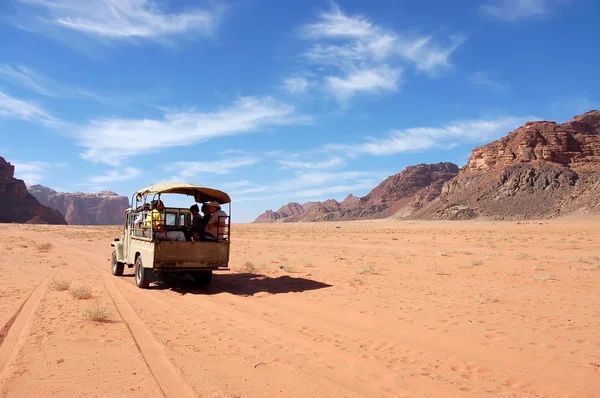 Safari in Wadi Rum woestijn, Jordan. — Stockfoto