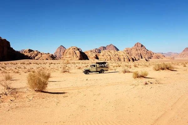 Extrémní safari vozidlo v poušti Wadi Rum, Jordan Royalty Free Stock Obrázky