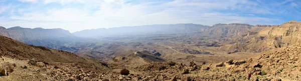 Panorama malý kráter v poušti negev. — Stock fotografie