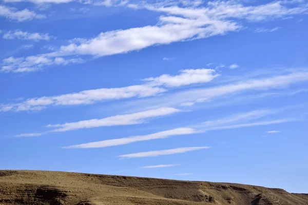 Cirrus mraky nad Negevská poušť. — Stock fotografie