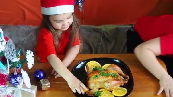 Mamma taglia pollo per la cena festiva giorno del Ringraziamento, Natale o Capodanno, i bambini si siedono a tavola. cena in famiglia, pollo al forno, curry di tacchino — Video Stock