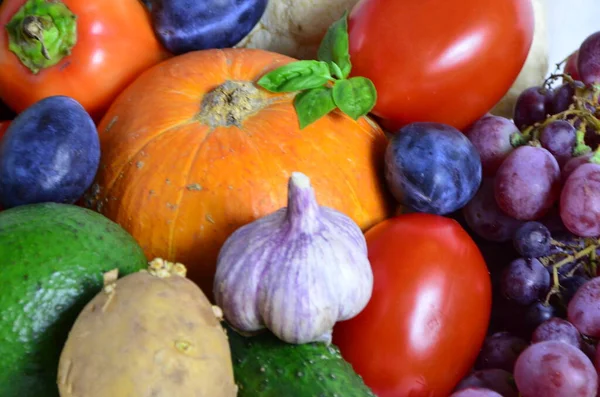 様々なカラフルな生野菜を閉じます。秋、収穫、菜食、食事、低カロリー、適切な栄養 — ストック写真