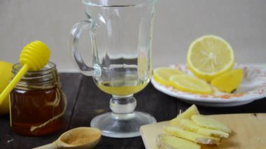 Tatlım, limon ve zencefil için öksürük ilacı ahşap masa üzerinde sıcak içecek