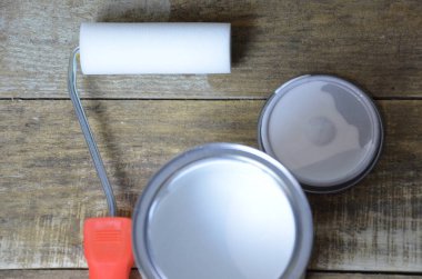 Yastık ve fırçayla su geçirmez boya ile boyanmış yüzeyin gösterimi