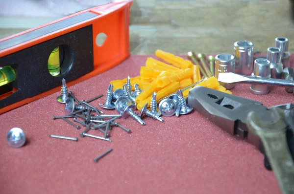 Çalışan aletler, ingiliz anahtarı, soket anahtarı, çekiç, tornavida, pense, elektrikli matkap, mezura, tahta tahtada makinist karesi. düz dizayn.
