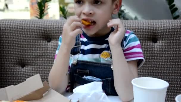 Rapaz bonito comer pizza no café frome a caixa — Vídeo de Stock
