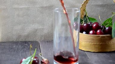 Meyve suyu beyaz bardağa dökülüyor.