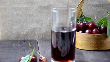 Meyve suyu beyaz bardağa dökülüyor.