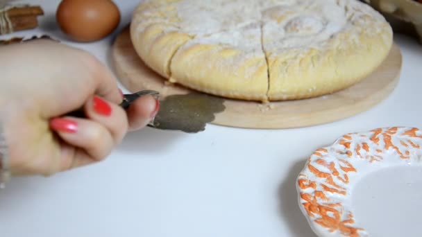 A menina corta e leva um pedaço de bolo caseiro, polvilha açúcar de confeiteiro, derrama chá, café da manhã ou jantar. Torta caseira com bagas de cereja, xícara de chá e garfo na mesa de madeira branca. Vista superior. — Vídeo de Stock