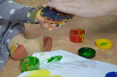 Olgun çilekler hasır sepette yapraklarla ahşap masada bulanık arka planda.