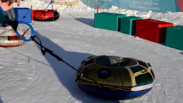 Vinternöje, snö, glada barn pulka på vintern. Mor, sol och småbarn — Stockvideo