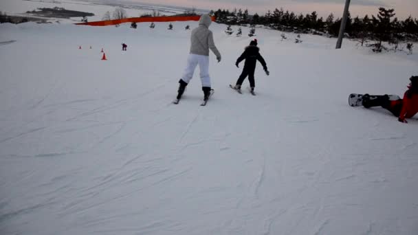 Forest Ski Resort etkinliklerinin tadını çıkaran turist kalabalığı. İnsanlar kayak ve snowboard yaparken yokuş aşağı kayıyor. Dağ kayak merkezi. kış sporları — Stok video