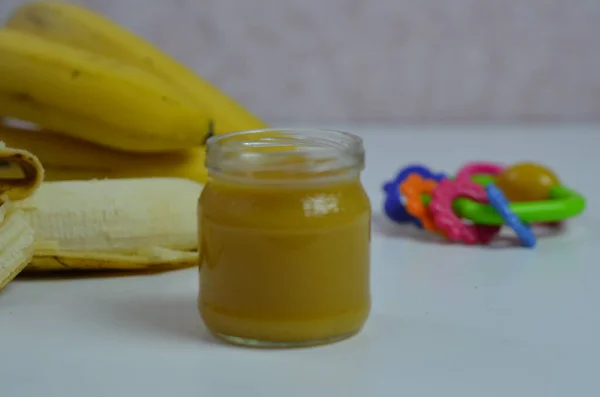 Baby mat, banan mosad potatis och bananer på en vit bakgrund är det isolerad. — Stockfoto
