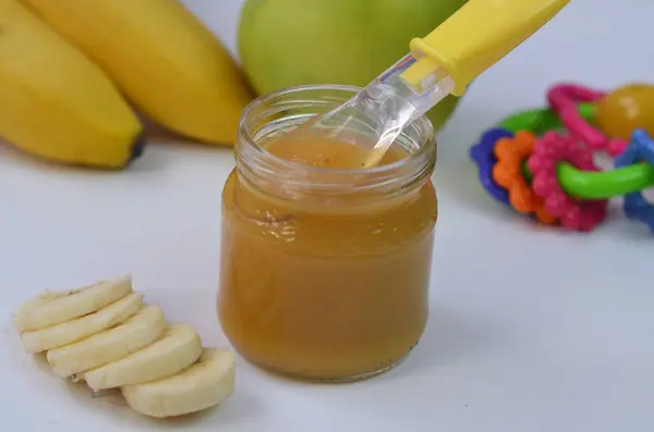 Baby mat, banan mosad potatis och bananer på en vit bakgrund är det isolerad. — Stockfoto